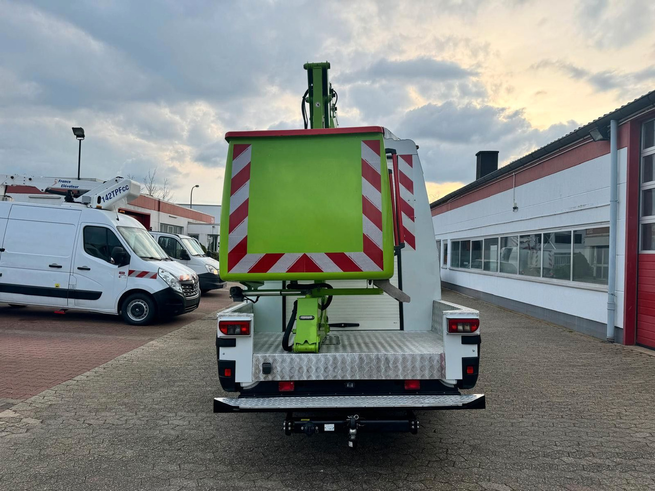 Iveco Daily 70C15 Steiger France Elevateur 172 TPFcc - Emelőkosaras teherautó: 5 kép. Iveco Daily 70C15 Steiger France Elevateur 172 TPFcc - Emelőkosaras teherautó: 5 kép.