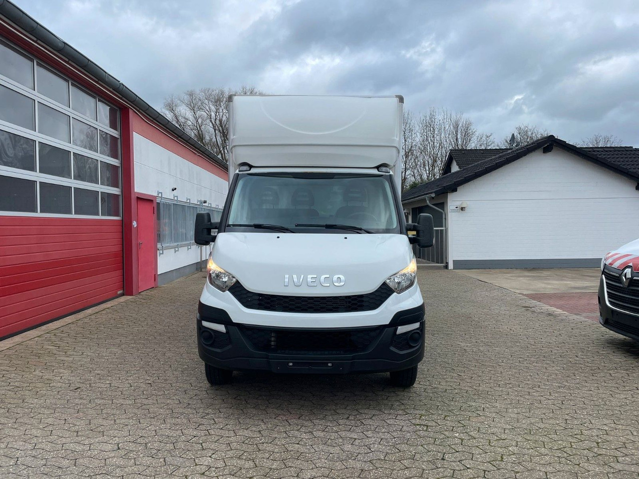 Iveco Daily Koffer 4.2m Ladebordwand Dhollandia Klima - Dobozos kisteherautó: 2 kép. Iveco Daily Koffer 4.2m Ladebordwand Dhollandia Klima - Dobozos kisteherautó: 2 kép.