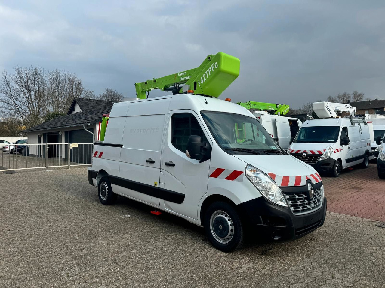 Renault Master Steiger France Elévateur 142 TPFc - Emelőkosaras teherautó: 3 kép. Renault Master Steiger France Elévateur 142 TPFc - Emelőkosaras teherautó: 3 kép.