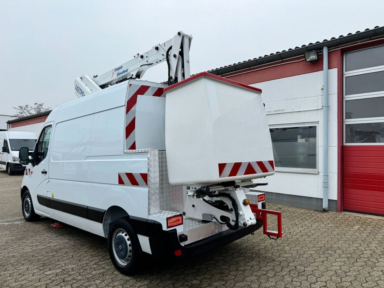 Renault Master Steiger France Elévateur 142 TPFcc - Emelőkosaras teherautó: 5 kép. Renault Master Steiger France Elévateur 142 TPFcc - Emelőkosaras teherautó: 5 kép.