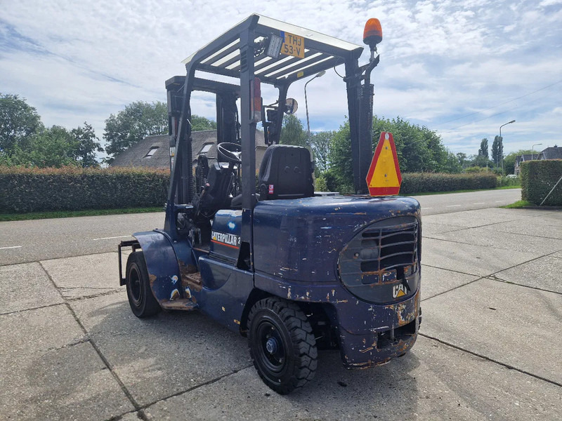 Caterpillar DP25K met breed vorkenbord - Dízel targonca: 3 kép. Caterpillar DP25K met breed vorkenbord - Dízel targonca: 3 kép.
