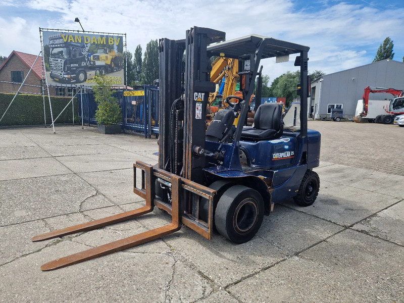 Caterpillar DP25K met breed vorkenbord - Dízel targonca: 1 kép. Caterpillar DP25K met breed vorkenbord - Dízel targonca: 1 kép.