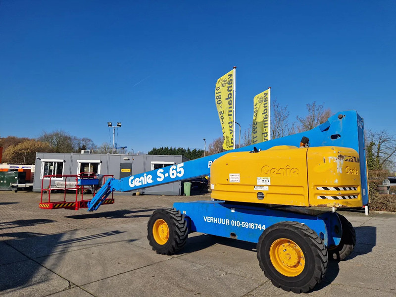 Genie S65 4X4 - Teleszkópos emelő: 3 kép. Genie S65 4X4 - Teleszkópos emelő: 3 kép.