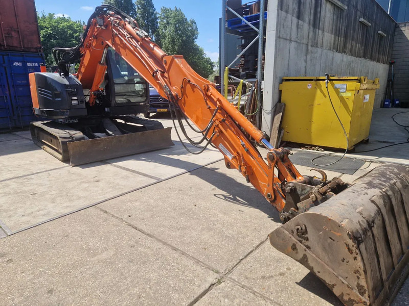 Hitachi ZX85US-5A - Lánctalpas kotró: 2 kép. Hitachi ZX85US-5A - Lánctalpas kotró: 2 kép.