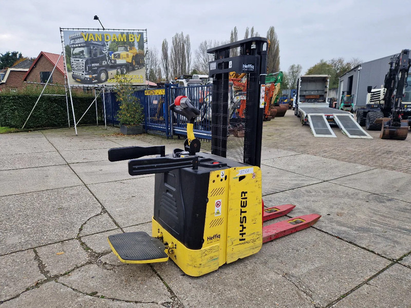 Hyster S1.5S elektrische stapelaar - Emelőtargoncá: 4 kép. Hyster S1.5S elektrische stapelaar - Emelőtargoncá: 4 kép.