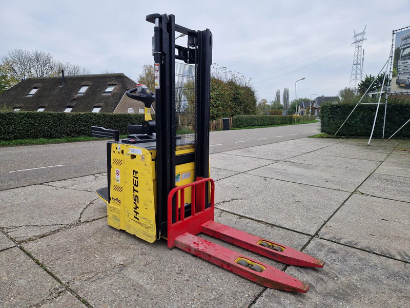Hyster S1.5S elektrische stapelaar - Emelőtargoncá: 2 kép. Hyster S1.5S elektrische stapelaar - Emelőtargoncá: 2 kép.
