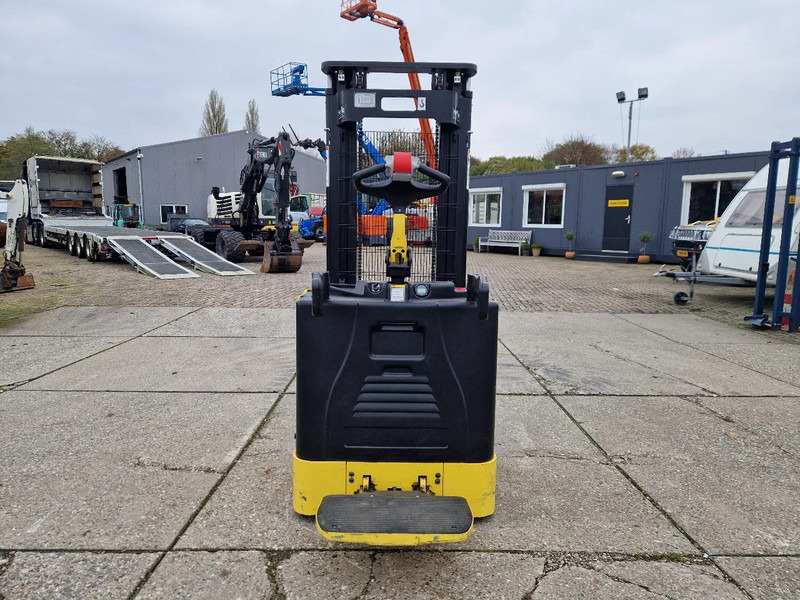 Hyster S1.5S elektrische stapelaar - Emelőtargoncá: 5 kép. Hyster S1.5S elektrische stapelaar - Emelőtargoncá: 5 kép.
