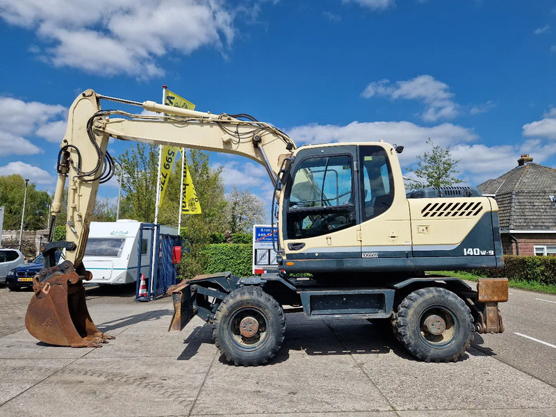 Hyundai Robex 140W-9 met airco - Gumikerekes kotró: 1 kép. Hyundai Robex 140W-9 met airco - Gumikerekes kotró: 1 kép.