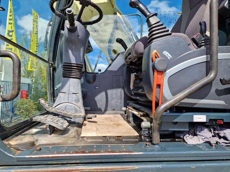 Hyundai Robex 140W-9 met airco - Gumikerekes kotró: 4 kép. Hyundai Robex 140W-9 met airco - Gumikerekes kotró: 4 kép.
