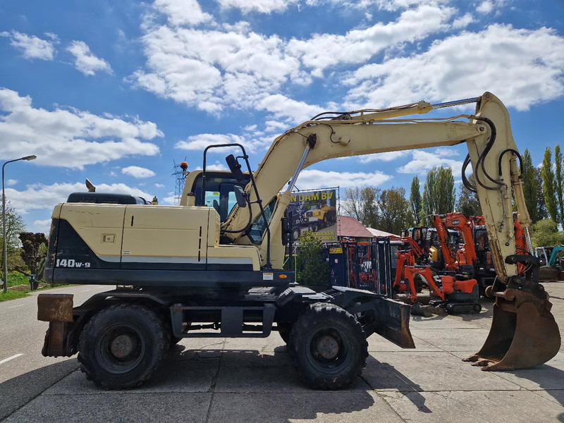 Hyundai Robex 140W-9 met airco - Gumikerekes kotró: 2 kép. Hyundai Robex 140W-9 met airco - Gumikerekes kotró: 2 kép.