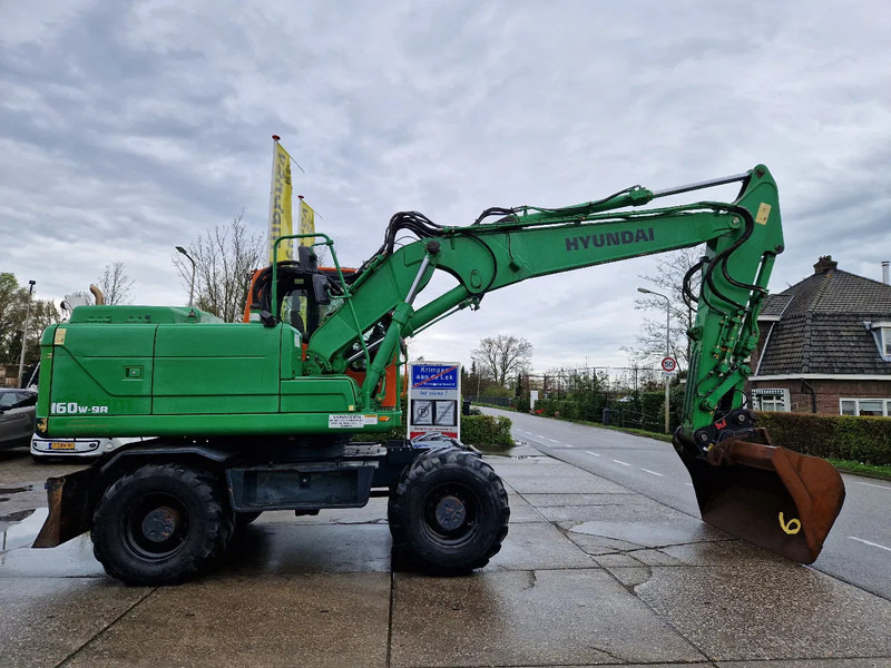 Hyundai Robex 160W-9A met 6-cilinder Cummins motor - Gumikerekes kotró: 2 kép. Hyundai Robex 160W-9A met 6-cilinder Cummins motor - Gumikerekes kotró: 2 kép.