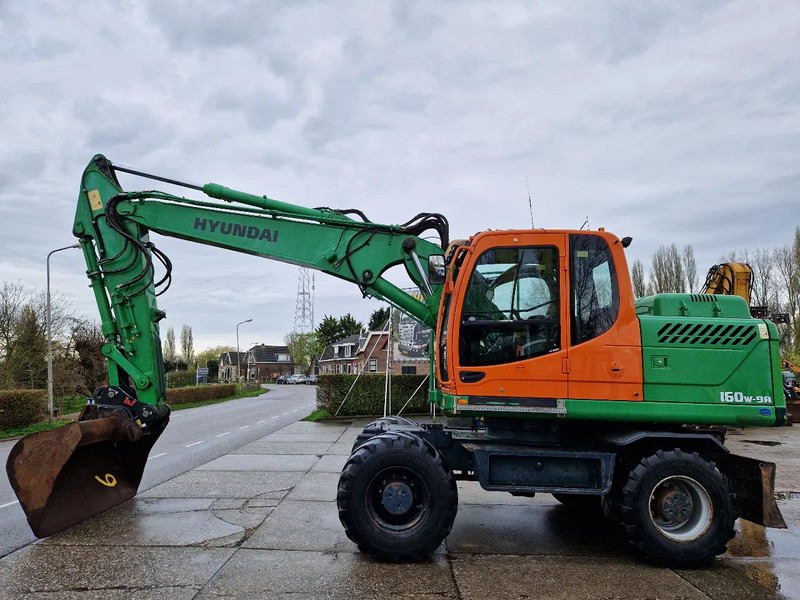 Hyundai Robex 160W-9A met 6-cilinder Cummins motor - Gumikerekes kotró: 1 kép. Hyundai Robex 160W-9A met 6-cilinder Cummins motor - Gumikerekes kotró: 1 kép.