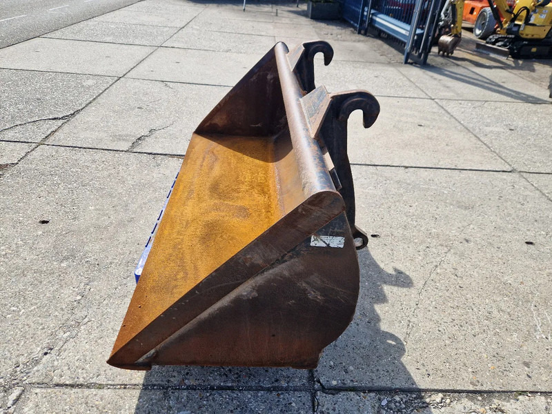 Jeroen van Leeuwen schepbak voor Volvo L30/L35 - Kanál - Építőipari gépek: 3 kép. Jeroen van Leeuwen schepbak voor Volvo L30/L35 - Kanál - Építőipari gépek: 3 kép.