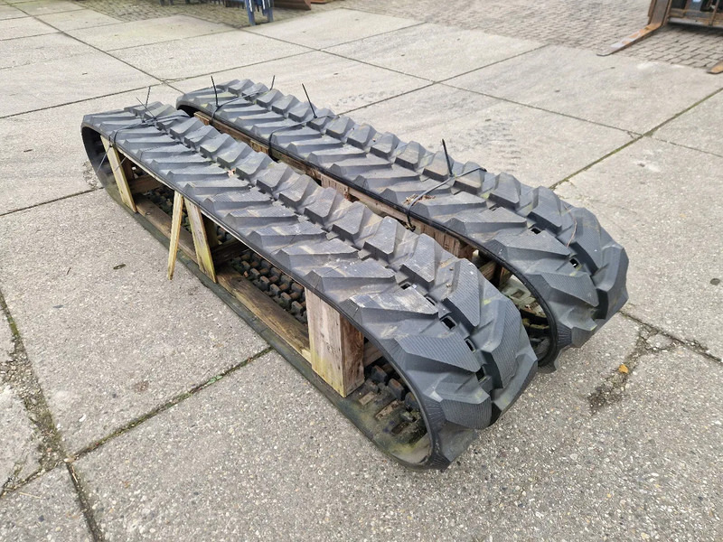 Komatsu nieuwe tracks t.b.v. PC75 tot PC88 - Lánctalp - Teherautó: 2 kép. Komatsu nieuwe tracks t.b.v. PC75 tot PC88 - Lánctalp - Teherautó: 2 kép.