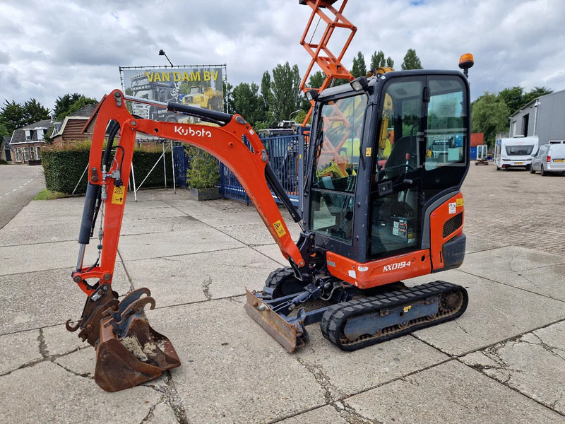 Kubota KX019-4 CW05 met 2 bakken - Minikotró: 1 kép. Kubota KX019-4 CW05 met 2 bakken - Minikotró: 1 kép.