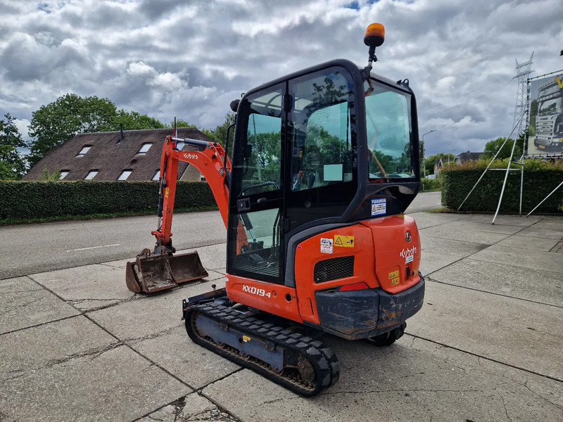 Kubota KX019-4 CW05 met 2 bakken - Minikotró: 4 kép. Kubota KX019-4 CW05 met 2 bakken - Minikotró: 4 kép.