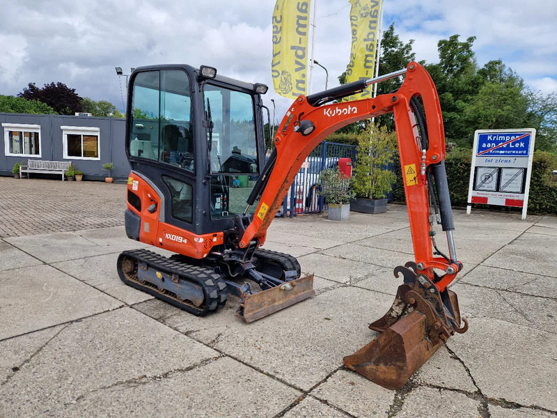 Kubota KX019-4 CW05 met 2 bakken - Minikotró: 2 kép. Kubota KX019-4 CW05 met 2 bakken - Minikotró: 2 kép.