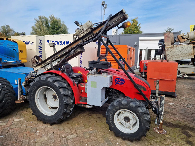 Onbekend Valpadana 1550 4x4 drilling tractor - Fúrógép: 2 kép. Onbekend Valpadana 1550 4x4 drilling tractor - Fúrógép: 2 kép.