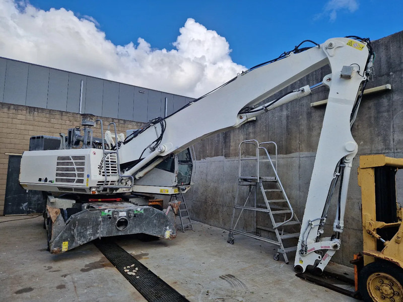 Sennebogen 821 overslagkraan - Hulladék kotró: 4 kép. Sennebogen 821 overslagkraan - Hulladék kotró: 4 kép.