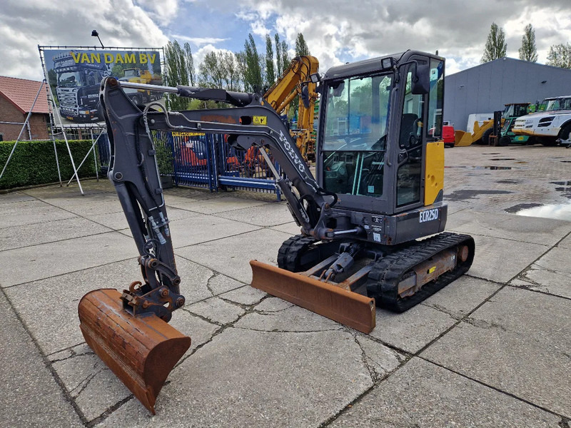Volvo ECR25D met 2562 uur - Minikotró: 1 kép. Volvo ECR25D met 2562 uur - Minikotró: 1 kép.