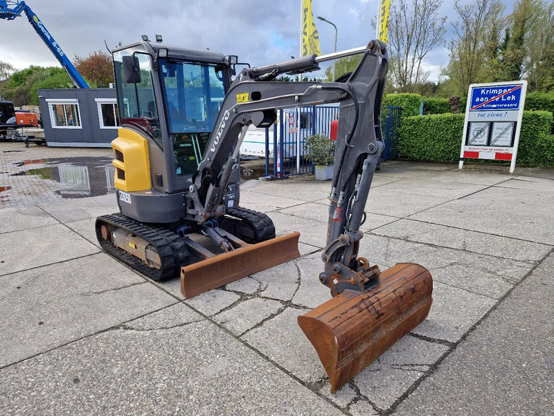 Volvo ECR25D met 2562 uur - Minikotró: 2 kép. Volvo ECR25D met 2562 uur - Minikotró: 2 kép.