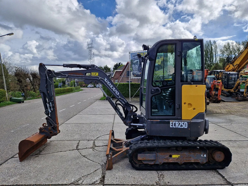 Volvo ECR25D met 2562 uur - Minikotró: 1 kép. Volvo ECR25D met 2562 uur - Minikotró: 1 kép.