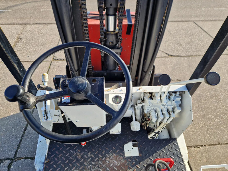 Yale 4.5 ton elektrisch triplomast - Elektromos targonca: 5 kép. Yale 4.5 ton elektrisch triplomast - Elektromos targonca: 5 kép.