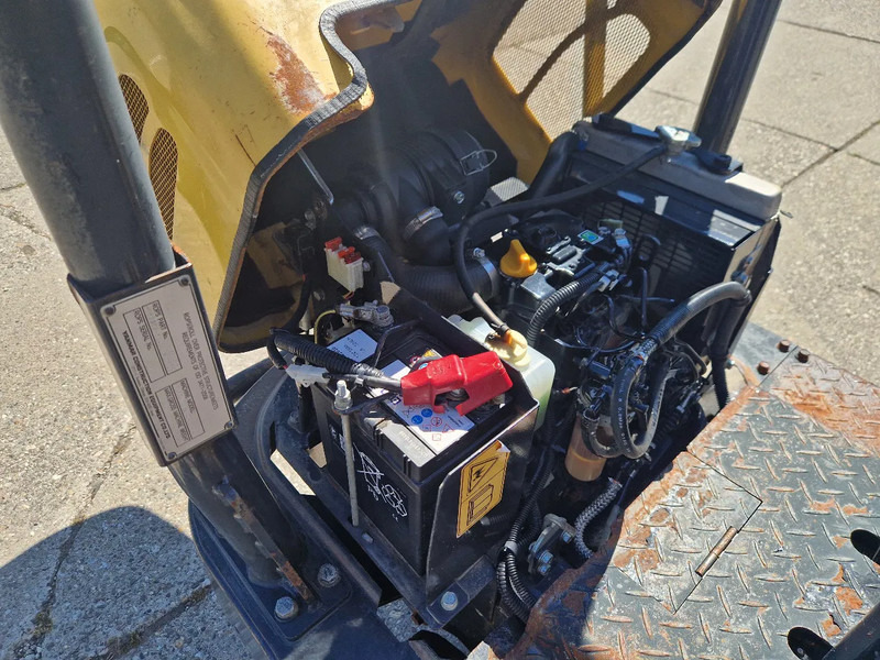 Yanmar C12R-B 3-zijdig kiepend - Dömper: 5 kép. Yanmar C12R-B 3-zijdig kiepend - Dömper: 5 kép.