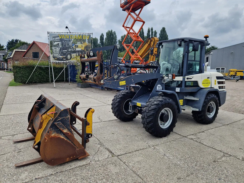 Yanmar TL80 / Terex TL80 / Schaeff TL80 very low hours! - Gumikerekes homlokrakodó: 1 kép. Yanmar TL80 / Terex TL80 / Schaeff TL80 very low hours! - Gumikerekes homlokrakodó: 1 kép.