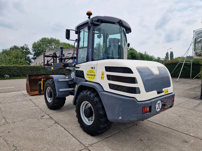 Yanmar TL80 / Terex TL80 / Schaeff TL80 very low hours! - Gumikerekes homlokrakodó: 4 kép. Yanmar TL80 / Terex TL80 / Schaeff TL80 very low hours! - Gumikerekes homlokrakodó: 4 kép.