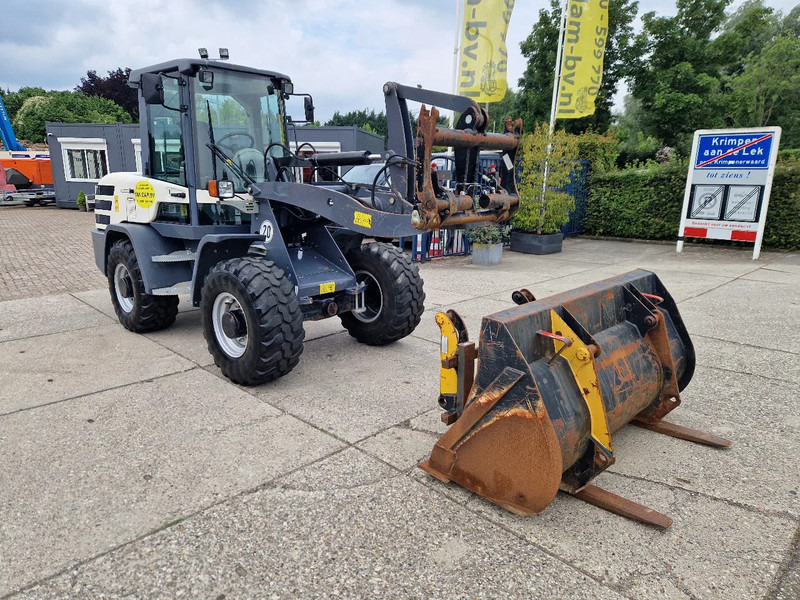 Yanmar TL80 / Terex TL80 / Schaeff TL80 very low hours! - Gumikerekes homlokrakodó: 2 kép. Yanmar TL80 / Terex TL80 / Schaeff TL80 very low hours! - Gumikerekes homlokrakodó: 2 kép.