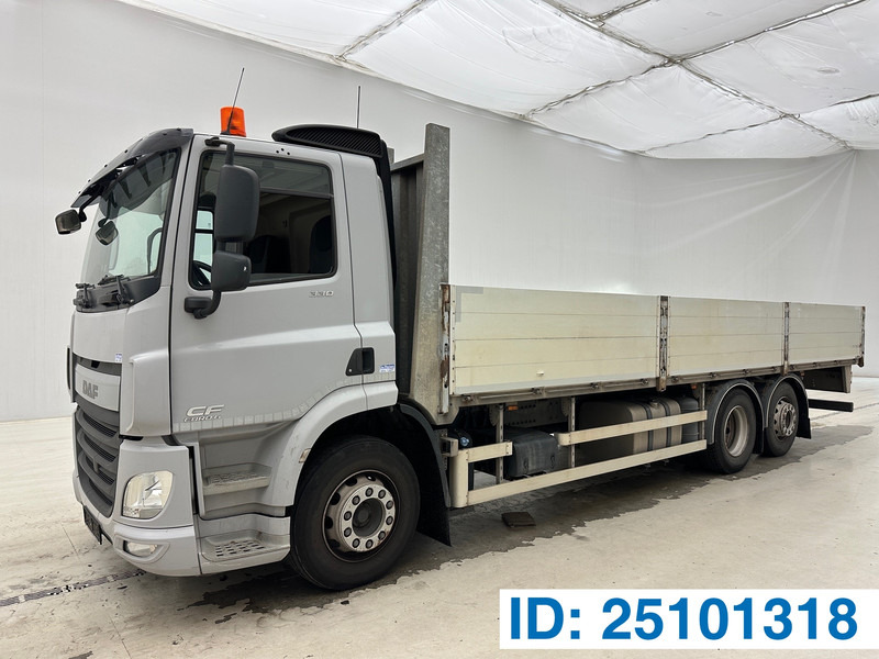 DAF CF 330 - Platós teherautó: 1 kép. DAF CF 330 - Platós teherautó: 1 kép.