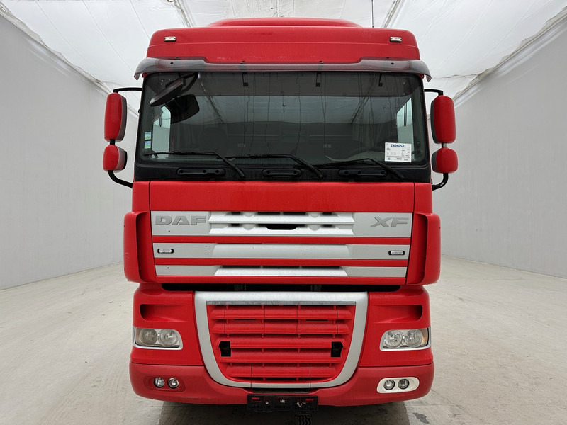 DAF XF105.410 Space Cab - Horgos rakodó teherautó: 2 kép. DAF XF105.410 Space Cab - Horgos rakodó teherautó: 2 kép.