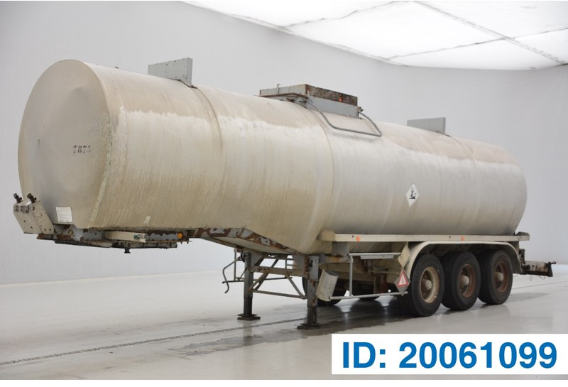 Fruehauf Bitumen tank trailer - Tartályos félpótkocsi: 1 kép. Fruehauf Bitumen tank trailer - Tartályos félpótkocsi: 1 kép.