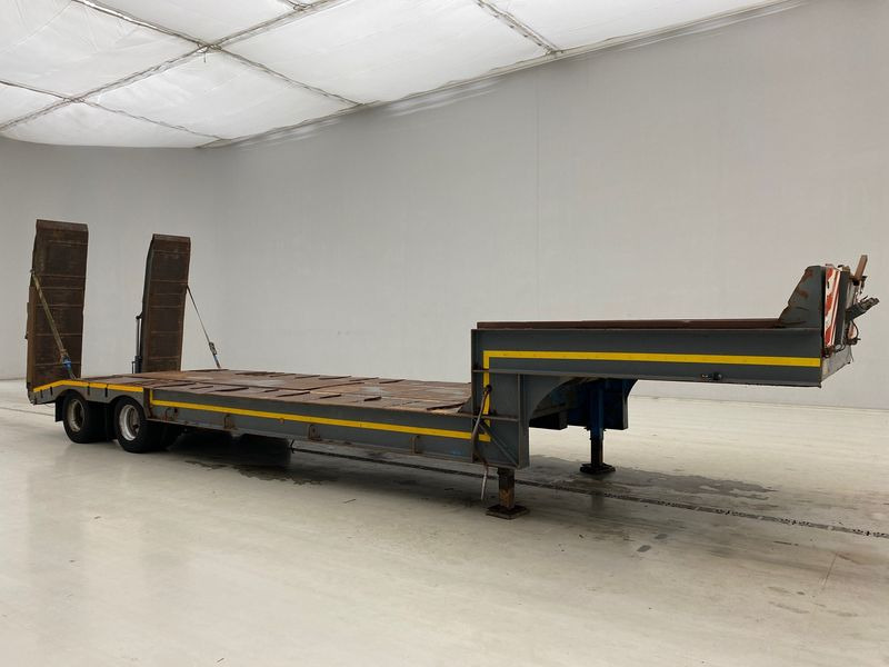 GHEYSEN & VERPOORT Low bed trailer - Félpótkocsi mélybölcsős: 3 kép. GHEYSEN & VERPOORT Low bed trailer - Félpótkocsi mélybölcsős: 3 kép.