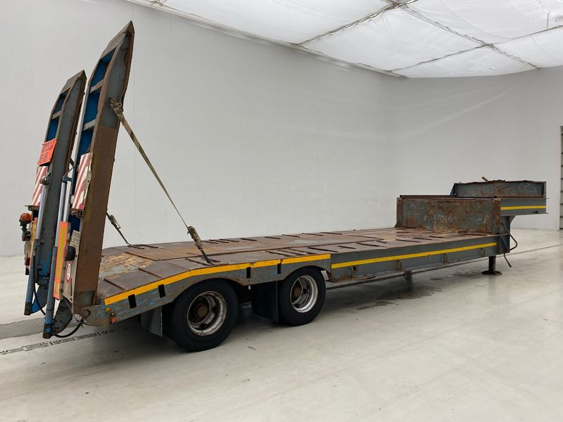 GHEYSEN & VERPOORT Low bed trailer - Félpótkocsi mélybölcsős: 5 kép. GHEYSEN & VERPOORT Low bed trailer - Félpótkocsi mélybölcsős: 5 kép.