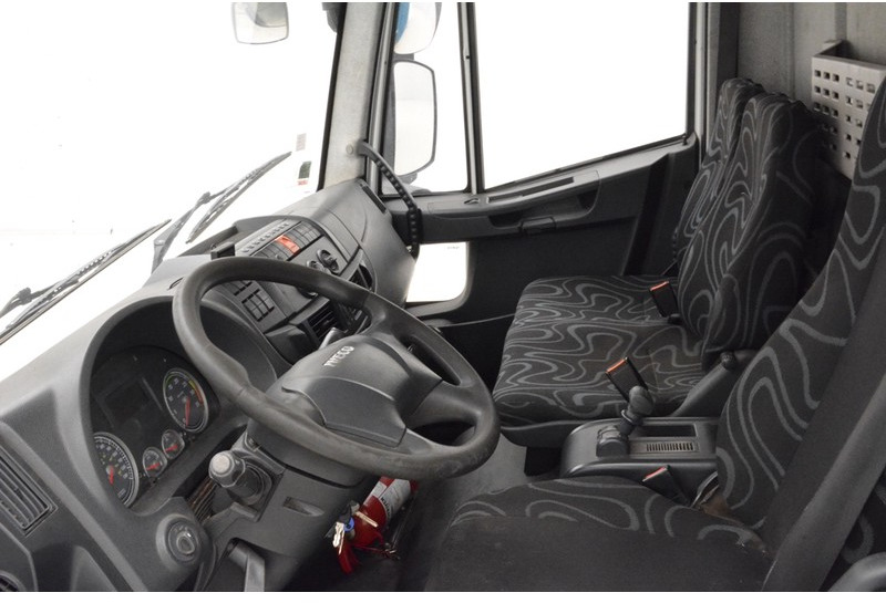 Dobozos felépítményű teherautó Iveco Eurocargo 120E18: 12 kép.