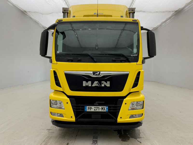 MAN TGS 18.320 - Ponyvás teherautó: 2 kép. MAN TGS 18.320 - Ponyvás teherautó: 2 kép.