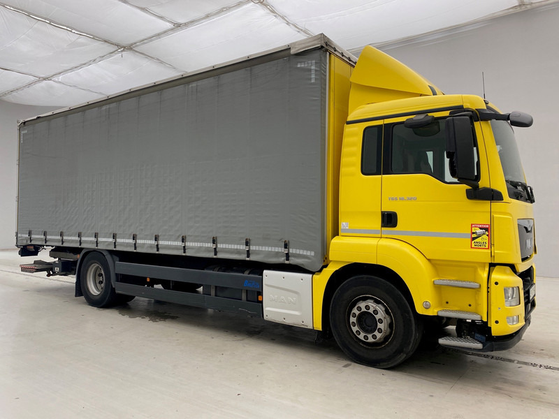 MAN TGS 18.320 - Ponyvás teherautó: 3 kép. MAN TGS 18.320 - Ponyvás teherautó: 3 kép.