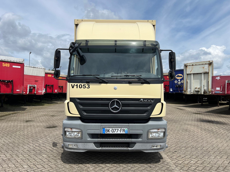 Mercedes-Benz Axor 1828 - Ponyvás teherautó: 2 kép. Mercedes-Benz Axor 1828 - Ponyvás teherautó: 2 kép.