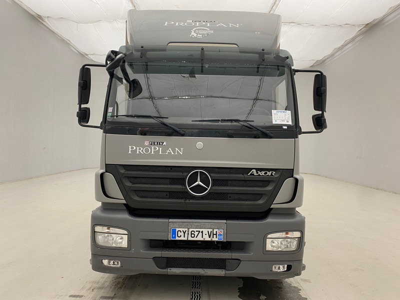 Mercedes-Benz Axor 1833 - Dobozos felépítményű teherautó: 2 kép. Mercedes-Benz Axor 1833 - Dobozos felépítményű teherautó: 2 kép.