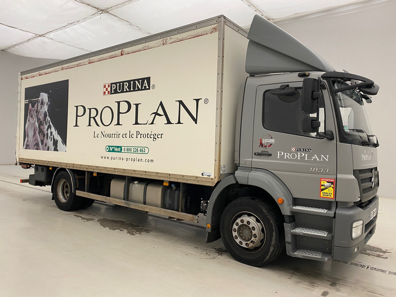 Mercedes-Benz Axor 1833* - Dobozos felépítményű teherautó: 3 kép. Mercedes-Benz Axor 1833* - Dobozos felépítményű teherautó: 3 kép.
