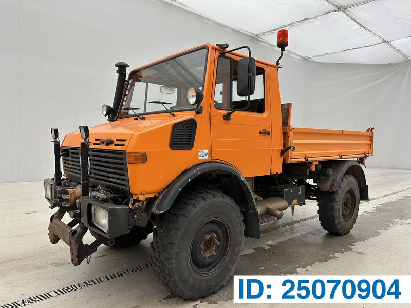Mercedes-Benz Unimog U427 - 4x4 - Billenőplatós teherautó: 1 kép. Mercedes-Benz Unimog U427 - 4x4 - Billenőplatós teherautó: 1 kép.