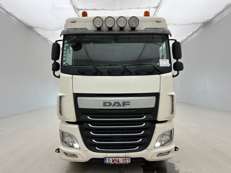 DAF XF 460 Space Cab - Nyergesvontató: 2 kép. DAF XF 460 Space Cab - Nyergesvontató: 2 kép.