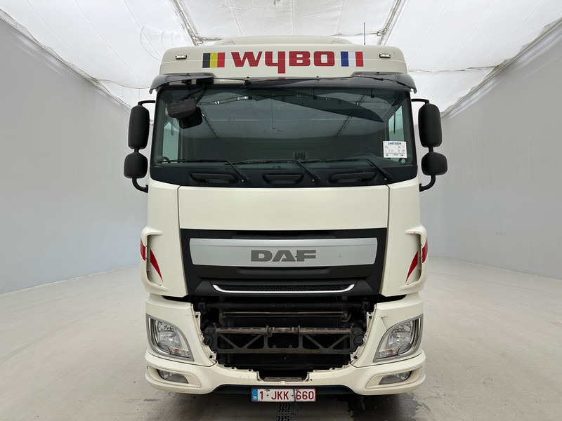 DAF XF 460 Space Cab - Nyergesvontató: 2 kép. DAF XF 460 Space Cab - Nyergesvontató: 2 kép.