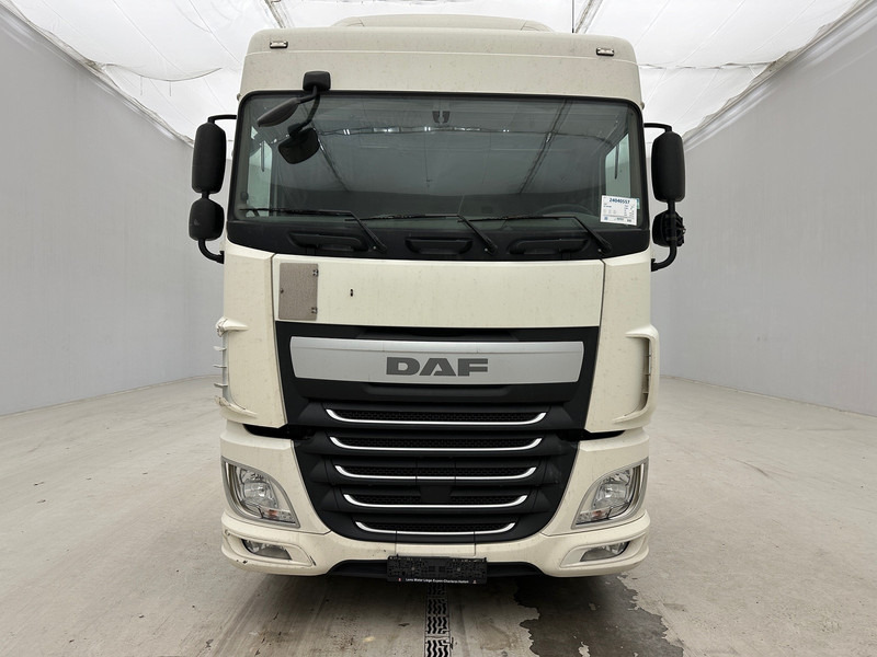 DAF XF 460 Space Cab - Nyergesvontató: 2 kép. DAF XF 460 Space Cab - Nyergesvontató: 2 kép.