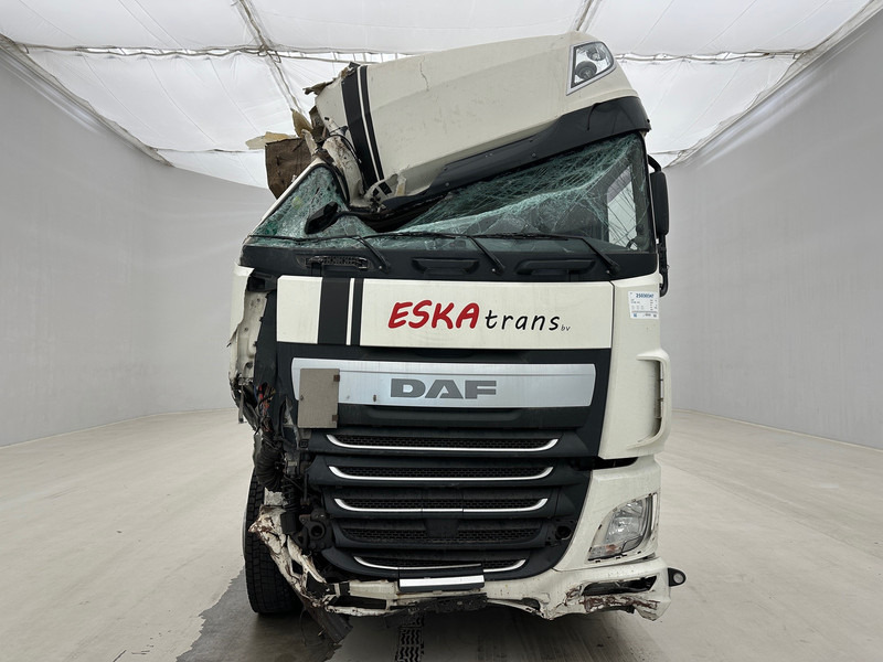 DAF XF 460 Super Space Cab - Nyergesvontató: 2 kép. DAF XF 460 Super Space Cab - Nyergesvontató: 2 kép.
