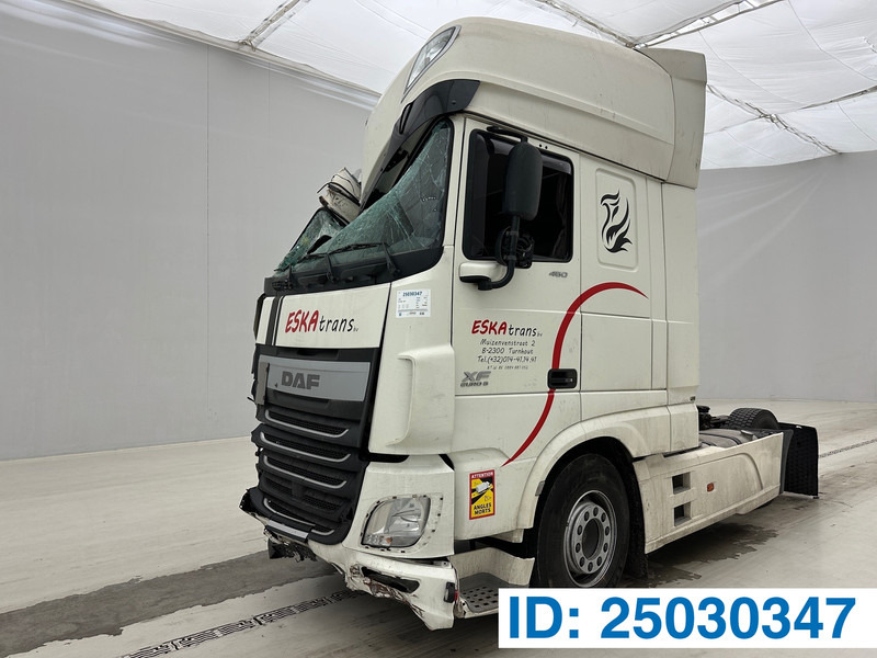 DAF XF 460 Super Space Cab - Nyergesvontató: 1 kép. DAF XF 460 Super Space Cab - Nyergesvontató: 1 kép.