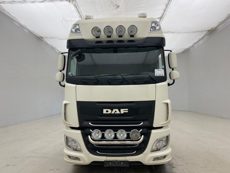 DAF XF 460 Super Space Cab - Nyergesvontató: 2 kép. DAF XF 460 Super Space Cab - Nyergesvontató: 2 kép.
