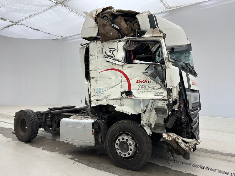 DAF XF 460 Super Space Cab - Nyergesvontató: 3 kép. DAF XF 460 Super Space Cab - Nyergesvontató: 3 kép.